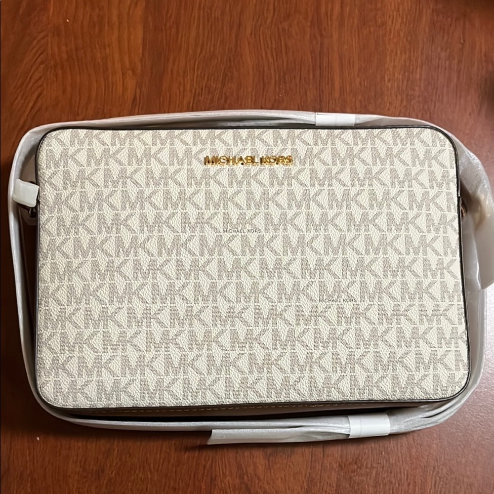 Michael Kors Jet Set Vanilla Crossbody Bag